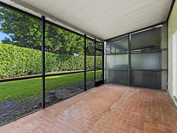 281 Jacaranda Dr 13, Plantation FL 33324