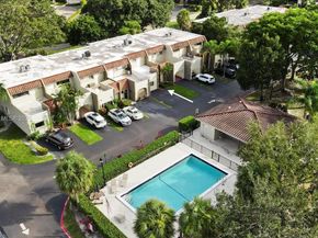 281 Jacaranda Dr 13, Plantation FL 33324