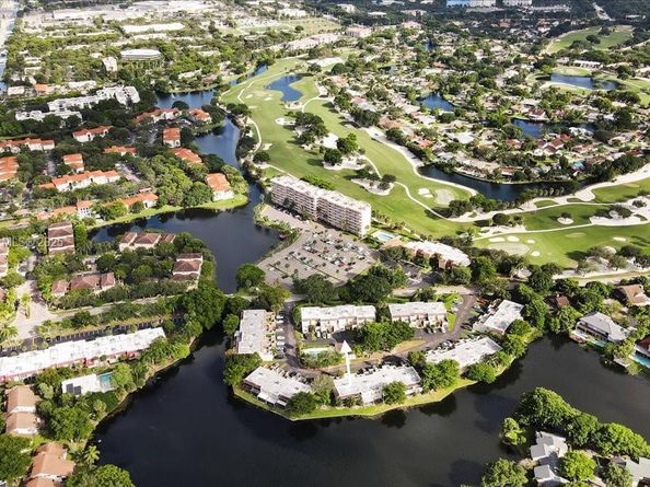 281 Jacaranda Dr 13, Plantation FL 33324