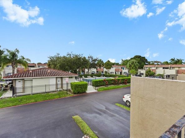 281 Jacaranda Dr 13, Plantation FL 33324