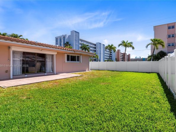 1124 NE 3rd St, Hallandale Beach FL 33009