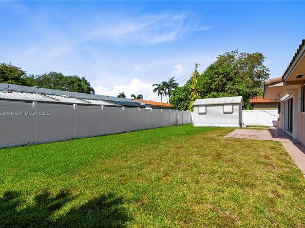 1124 NE 3rd St, Hallandale Beach FL 33009