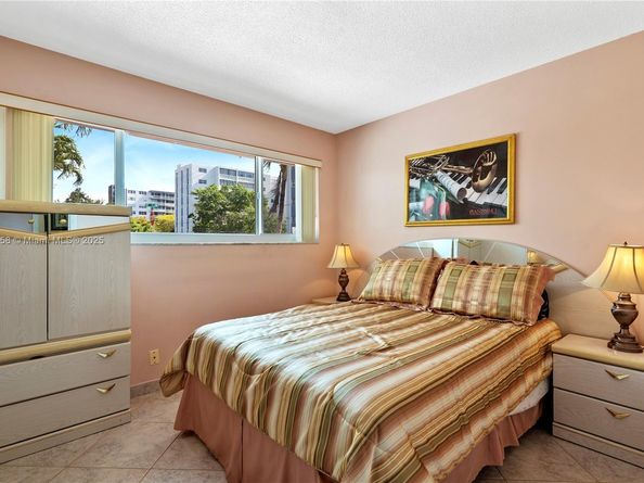1124 NE 3rd St, Hallandale Beach FL 33009