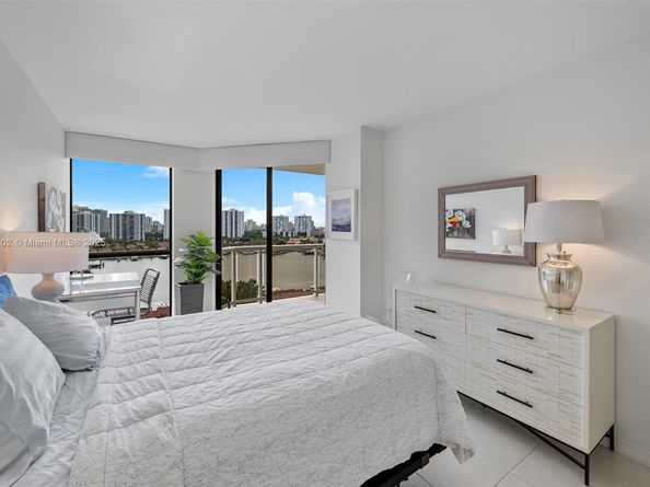 3640 Yacht Club Dr 1107, Aventura FL 33180