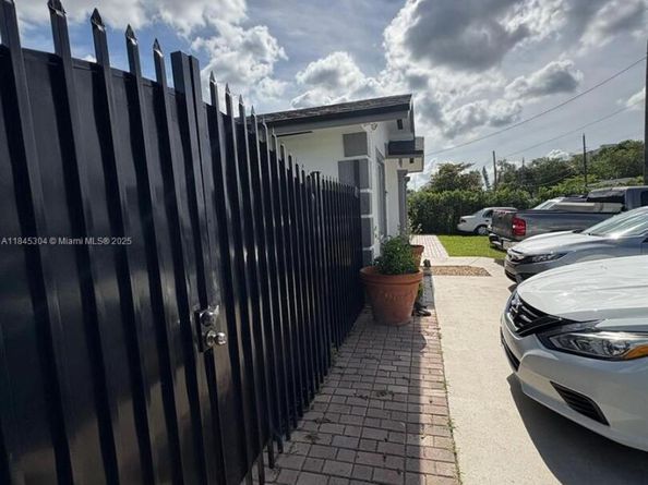 2475 NW 55th St, Miami FL 33142