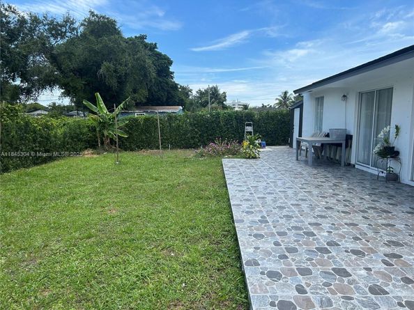 2475 NW 55th St, Miami FL 33142