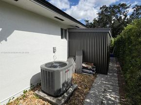 2475 NW 55th St, Miami FL 33142