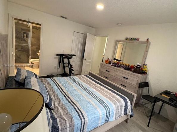 2475 NW 55th St, Miami FL 33142