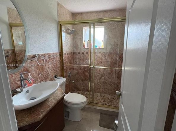 2475 NW 55th St, Miami FL 33142
