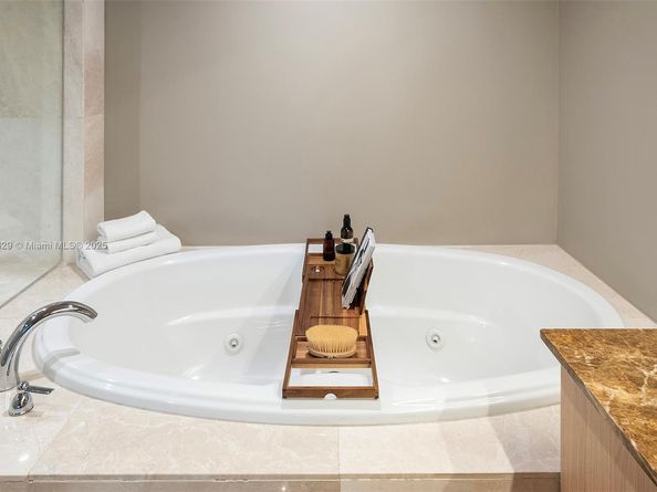 1830 S Ocean Dr 1810, Hallandale Beach FL 33009