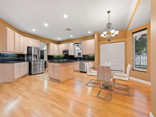 1104 NW 139th Ave, Pembroke Pines FL 33028