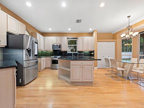 1104 NW 139th Ave, Pembroke Pines FL 33028