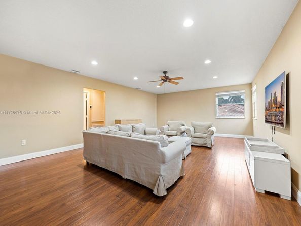 1104 NW 139th Ave, Pembroke Pines FL 33028