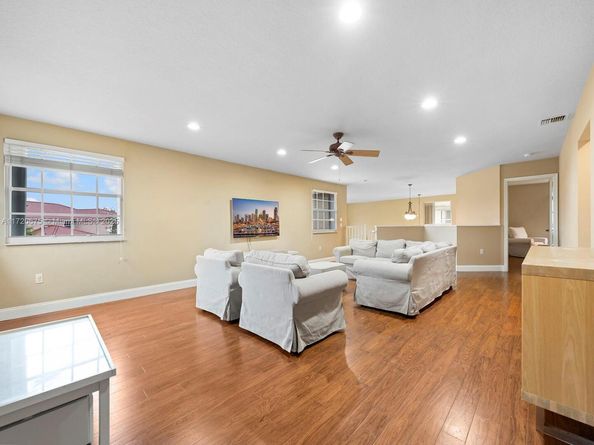 1104 NW 139th Ave, Pembroke Pines FL 33028