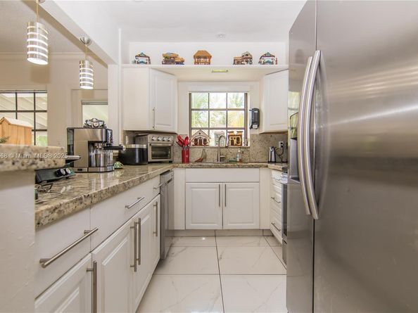 943 W 64th Pl, Hialeah FL 33012