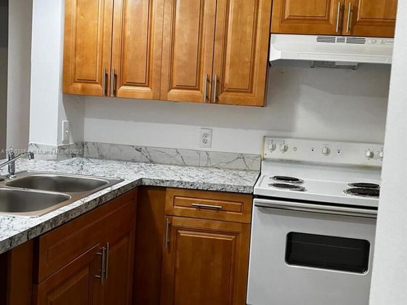 203 Lake Pointe Dr 108, Oakland Park FL 33309