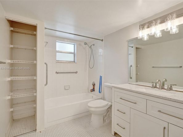 303 Gardens Dr 203, Pompano Beach FL 33069