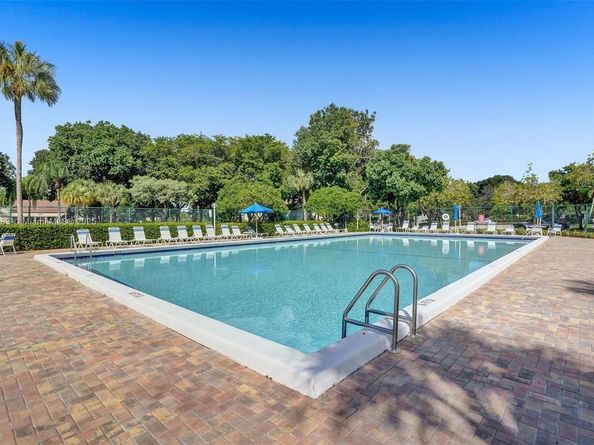 303 Gardens Dr 203, Pompano Beach FL 33069