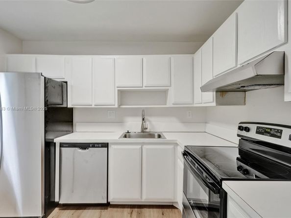 303 Gardens Dr 203, Pompano Beach FL 33069