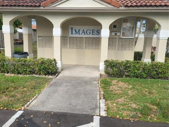 10877 NW 8th St 10877, Pembroke Pines FL 33026