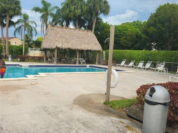 10877 NW 8th St 10877, Pembroke Pines FL 33026