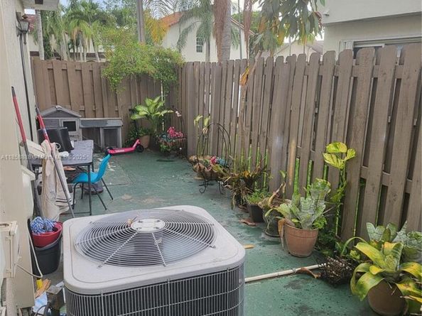 10877 NW 8th St 10877, Pembroke Pines FL 33026
