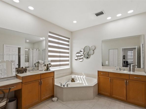 5413 SW 186th Way, Miramar FL 33029