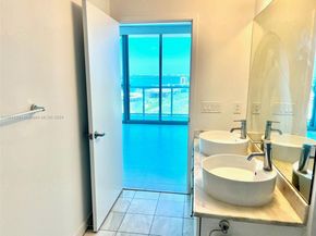 888 Biscayne Blvd 1811, Miami FL 33132