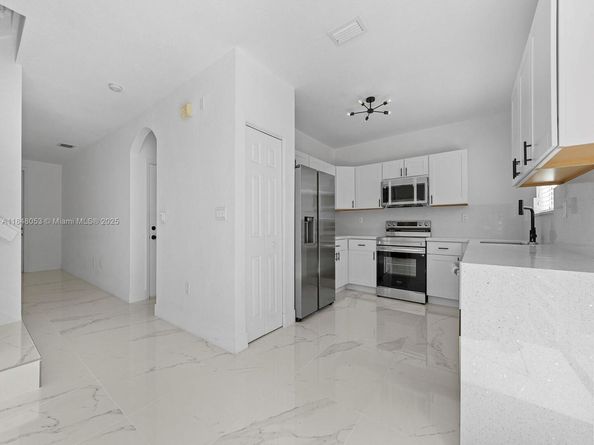 1070 NE 42nd Ave, Homestead FL 33033