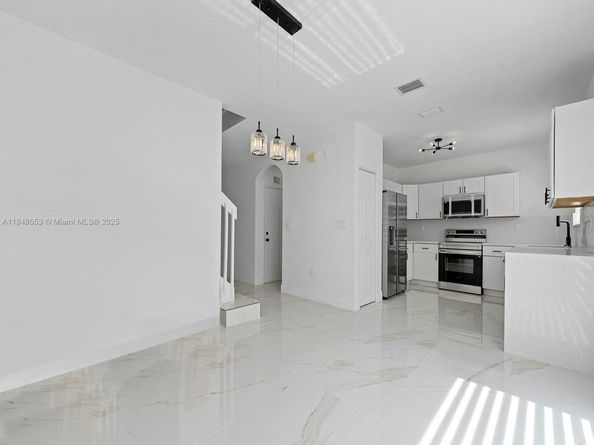 1070 NE 42nd Ave, Homestead FL 33033