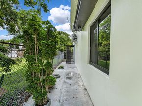 1523 NW 38th St, Miami FL 33142