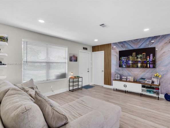 2751 SW 4th St, Fort Lauderdale FL 33312