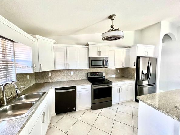 100 NW 3rd Ave, Hallandale Beach FL 33009