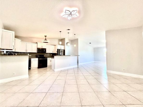 100 NW 3rd Ave, Hallandale Beach FL 33009