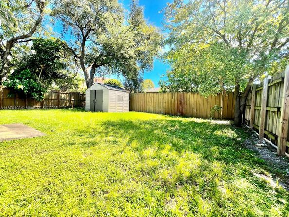 100 NW 3rd Ave, Hallandale Beach FL 33009