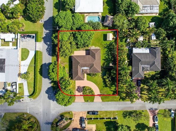 19601 SW 128th Ct, Miami FL 33177