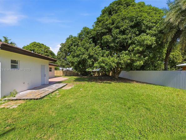 19601 SW 128th Ct, Miami FL 33177