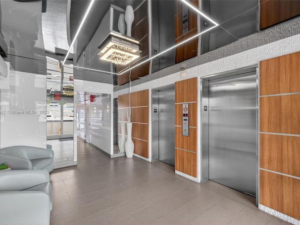 121 Golden Isles Dr 205, Hallandale Beach FL 33009