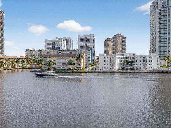 121 Golden Isles Dr 205, Hallandale Beach FL 33009