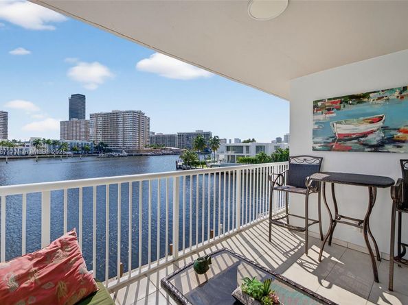 121 Golden Isles Dr 205, Hallandale Beach FL 33009