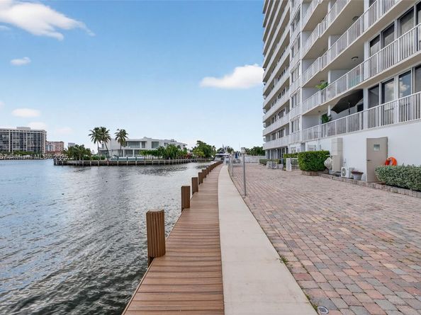 121 Golden Isles Dr 205, Hallandale Beach FL 33009