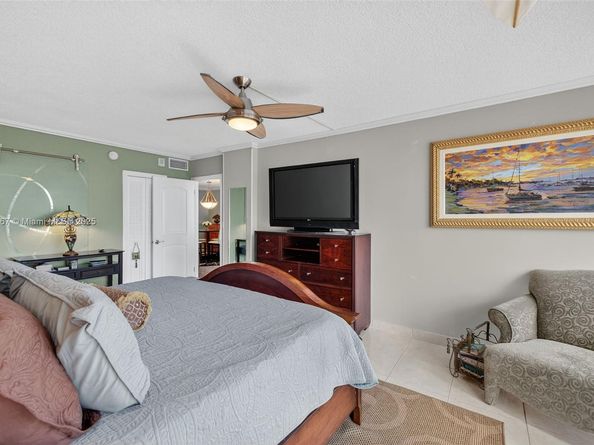 121 Golden Isles Dr 205, Hallandale Beach FL 33009