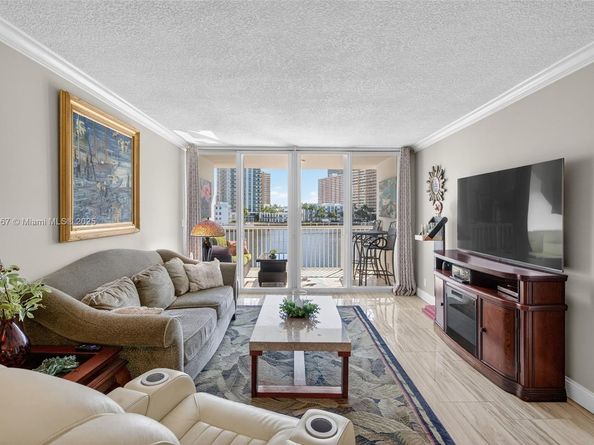 121 Golden Isles Dr 205, Hallandale Beach FL 33009