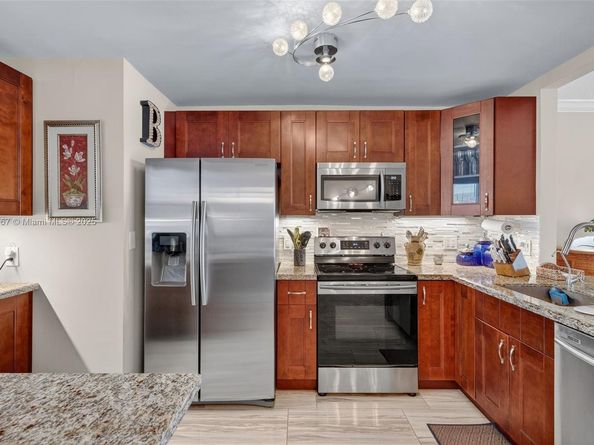 121 Golden Isles Dr 205, Hallandale Beach FL 33009