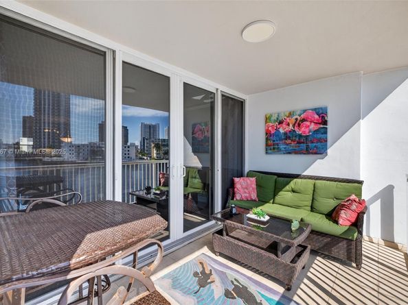 121 Golden Isles Dr 205, Hallandale Beach FL 33009