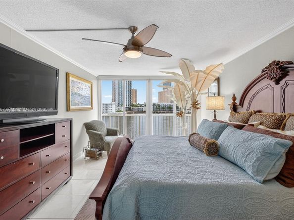 121 Golden Isles Dr 205, Hallandale Beach FL 33009