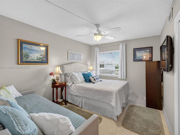 121 Golden Isles Dr 205, Hallandale Beach FL 33009