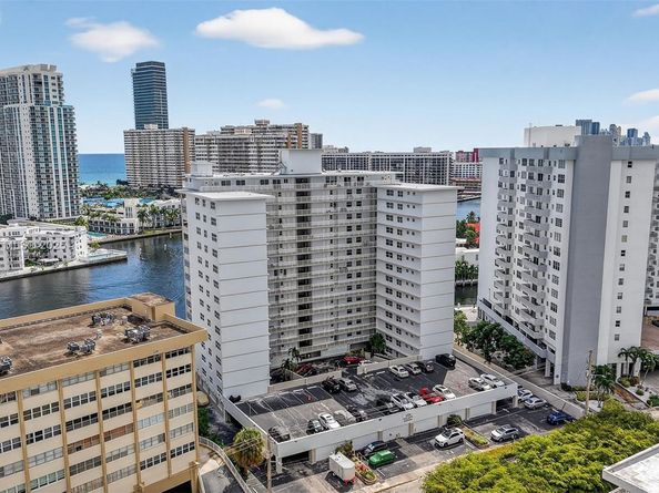 121 Golden Isles Dr 205, Hallandale Beach FL 33009