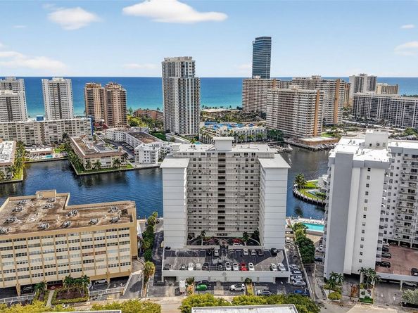 121 Golden Isles Dr 205, Hallandale Beach FL 33009