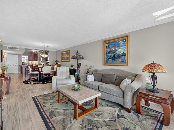 121 Golden Isles Dr 205, Hallandale Beach FL 33009